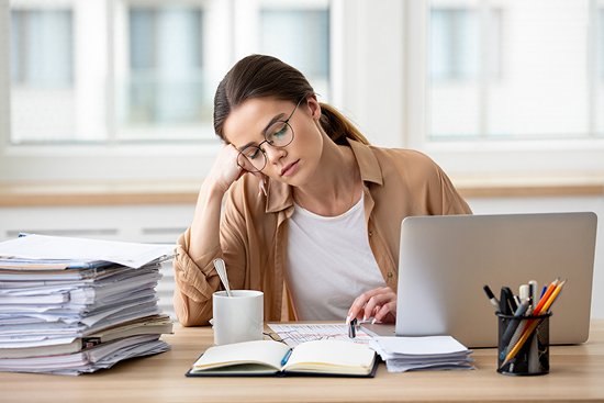 Девушка за компьютером страдает астенией